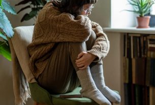 signs your husband is slowly giving up on your marriage